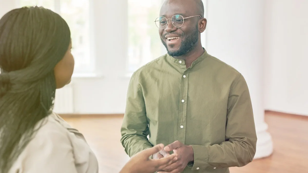 Two colleagues talking about neuroscience in a room.